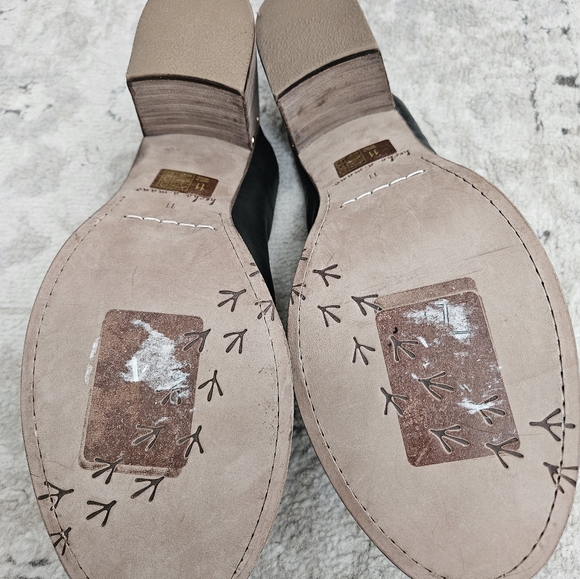 New BEEK Black Mules - Picture 7 of 7